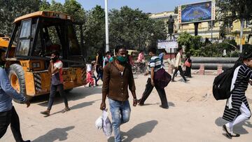 Pedestrians wearing facemasks as a preventive measure against the Covid-19 coronavirus walk through a market area in the old quarters of New Delhi on October 11, 2020. - India's coronavirus cases surged past seven million on October 11, taking it ever closer to overtaking the United States as the world's most infected country. (Photo by Sajjad HUSSAIN / AFP)
