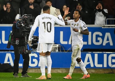 Mbappé y Rodrygo celebran juntos el gol del 1-2 ante el Alavés, que asegura la victoria y mantiene a Xabi Alonso en el banquillo.
