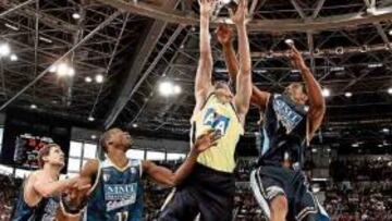 <b>PALMEO. </b>Jordi Trías gana la acción a los pívots estudiantiles.