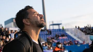 Míchel, mira al cielo antes de un partido con el Girona.