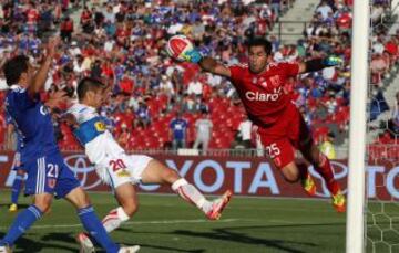 Kevin Harbottle le marcó cinco tantos a Johnny Herrera, dos con Católica y tres con O'Higgins.