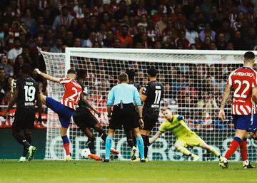 Atlético de Madrid 1-1 Bayer Leverkusen | Disparo de Carrasco desde la frontal al primer palo para batir a Hradecky y poner el empate en el marcador.