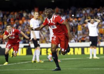 3-1. Mbia celebra el gol que da el pase al Sevilla para la final.