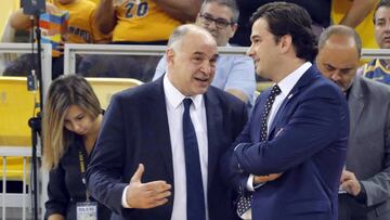 Pablo Laso habla con Israel Gonzále, segundo entrenador del Herbalife Gran Canaria.