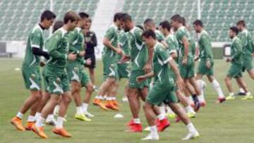 La plantilla del Elche, indignada y sorprendida por el descenso