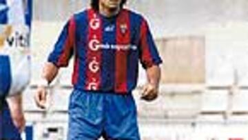 <B>HERRERA, PASADO PERICO.</B> Sebastián Herrera nació en Copenhague hace 34 años. Es un central contundente que pasó sus mejores años en el Espanyol de Camacho. Llegó en la 1994-95 y se marchó en junio de 1997.