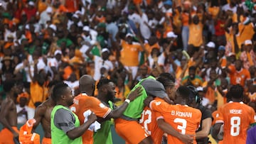 Los jugadores de Costa de Marfil, entre ellos Jonathan Bamba, celebran el gol que les dio el título de la Copa África ante Nigeria.