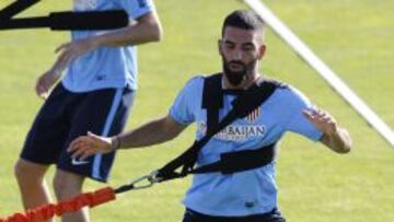 Arda Turan realiza ejercicios físicos durante una sesión de entrenamiento.