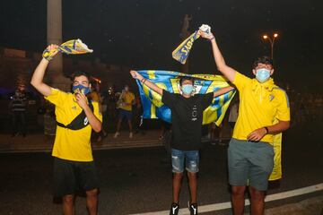 Banderas, camisetas, bufandas y, esta vez, tambi¨¦n mascarillas amarillas. Las calles gaditanas se ti?eron del color que representa al club, ese que ayer les regal¨® una bonita haza?a que siempre recordar¨¢n.