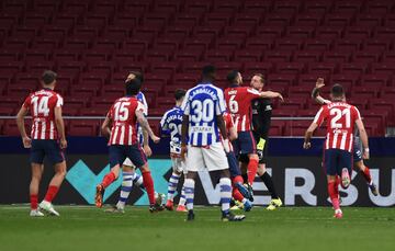 Oblak es felicitado efusivamente por sus compañeros tras la parada a Joselu. 