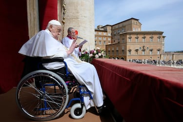 El Papa Francisco saluda a los fieles congregados en la Plaza de San Pedro.