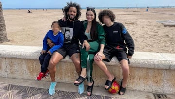 Marcelo, jugador brasile&ntilde;o del Real Madrid, junto a su mujer y sus dos hijos en la playa de la Malvarrosa de Valencia, donde viajaron pese al cierre perimetral de la comunidad aut&oacute;noma.