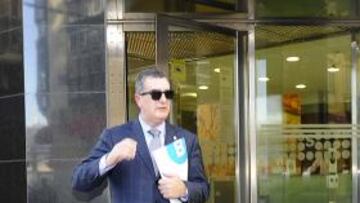 <b>¿FUE ÉL? </b>El Consejero José Antonio González abandonó el banco el último, a las 15:08 de la tarde. ¿Recibió datos o puso dinero?