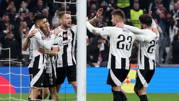 Jugadores del Beşiktaş celebrando un gol.