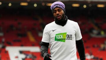 Danny Rose calienta antes de un partido durante su etapa como jugador del Tottenham.