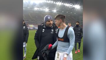 Un canterano del Villa le da la camiseta de su debut a Fabinho y después se la pide de vuelta