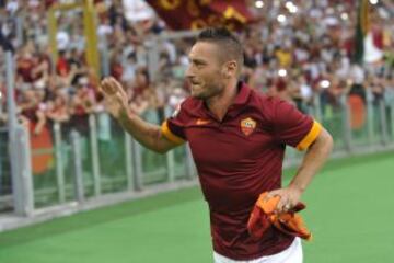 Il Capitano, que en días pasados cumplió 39 años, es un ejemplo de fidelidad absoluta, pues desde que debutó en marzo de 1993 hasta la fecha ha defendido los colores de la Roma, con quienes ha conquistado 1 Liga, 2 Copas y 2 Supercopas de Italia. Fue pilar importante de la Italia campeona mundial en Alemania 2006.