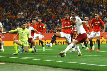 Borja Iglesias controla el balón ante la oposición de Hossam Abdelmaguid y la atenta mirada de Mostafa Shoubir, portero del Egipto.