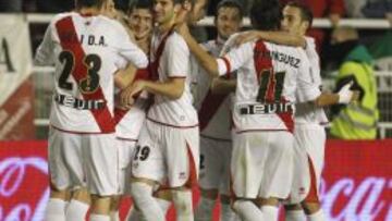 Delibasic, Javi Fuego, Piti, Leo, Gálvez, Tito, Domínguez y Nacho se felicitan tras un gol.