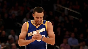 NEW YORK, NY - MARCH 05: Stephen Curry #30 of the Golden State Warriors celebrates in the fourth quarter against the New York Knicks at Madison Square Garden on March 5, 2017 in New York City. NOTE TO USER: User expressly acknowledges and agrees that, by downloading and or using this Photograph, user is consenting to the terms and conditions of the Getty Images License Agreement   Elsa/Getty Images/AFP
 == FOR NEWSPAPERS, INTERNET, TELCOS &amp; TELEVISION USE ONLY ==