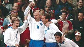 Los jugadores de Bosnia celebran un gol.