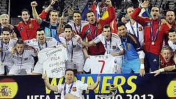 <b>CAMPEONES.</b> Los chicos de José Venancio López celebran la consecución del sexto Campeonato de Europa, el cuarto consecutivo.