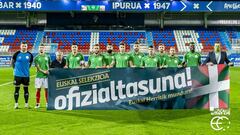 La selecci&oacute;n de Euskadi de f&uacute;tbol posando.