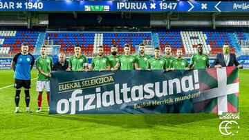 La selecci&oacute;n de Euskadi de f&uacute;tbol posando.