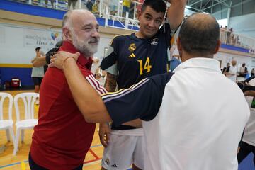 Pablo Laso y Chus Mateo se saludan antes del partido en presencia de Gabriel Deck.