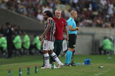 RIO DE JANEIRO, BRAZIL - SEPTEMBER 1: Mano Menezes coach of Fluminense hugs Marcelo of Fluminense during the Ocurrió en noviembre de 2024, durante un partido del Brasileirão entre Fluminense (dirigido por Menezes) y Grêmio. Fluminense iba ganando 2-1 cerca del final del partido. Menezes llamó a Marcelo (que ya tenía 36 años) para que ingresara al campo, presumiblemente para reforzar la defensa y asegurar el resultado. Mientras le daba las últimas instrucciones en la banda, se produjo un fuerte cruce de palabras o gestos entre ambos.