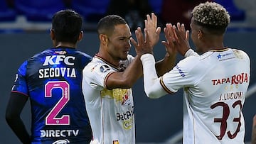 Colombia's Deportes Tolima Anderson Plata (L) celebrates after scoring a goal against Ecuador's Independiente del Valle during their Copa Libertadores group stage first leg football match at the Banco Guayaquil Stadium in Quito, on April 13, 2022. (Photo by Rodrigo BUENDIA / AFP)