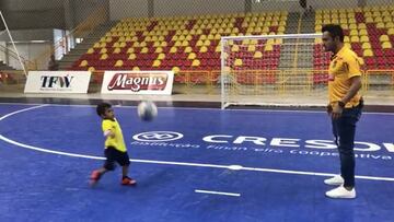 Marco Antonio, el niño que deslumbra con su manera de dominar el balón