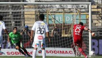 El momento exacto cuando Herrera desvía su tiro ante Carranzo.