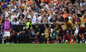 1-2. Alexandre Lacezette celebr¨® el segundo gol.