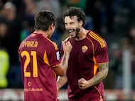Soccer Football - Serie A - AS Roma v Parma - Stadio Olimpico, Rome, Italy - October 29, 2025 AS Roma's Mario Hermoso celebrates scoring their first goal with Paulo Dybala REUTERS/Matteo Ciambelli