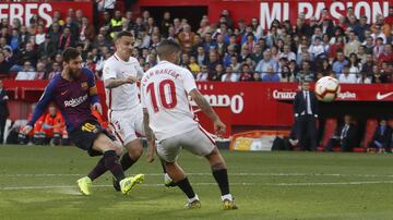 El jugador del Barcelona, Leo Messi, marca el 2-2 al Sevilla. 