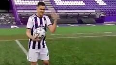 Fue presentado y: ¡no cabeceó el balón para no despeinarse!