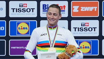 Van der Poel luce el maillot arcoíris en el podio de Glasgow.