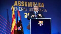 El presidente del FC Barcelona, Joan Laporta, durante la asamblea de compromisarios celebrada este domingo en el Palau Blaugrana.