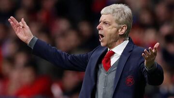Wenger también perdía los nervios: gritos, botellas volando...