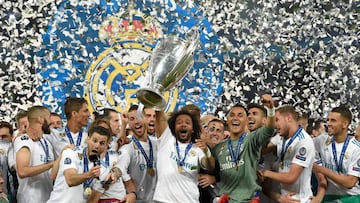 Marcelo levanta la Champions ganada en Kiev al Liverpool.