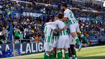 GETAFE (MADRID), 21/10/2023.- Los jugadores del Betis celebran el gol de su equipo durante el partido de LaLiga entre el Getafe y el Betis, este sábado en el Coliseum. EFE/ Mariscal
