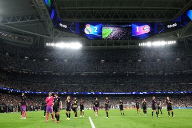 Los jugaodores del Bayern, desolados tras la eliminación, saludan a los aficionados alemanes que se desplazaron al estadio Santiago Bernabéu.