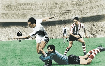 El 11 de febrero de 1968 Madrid y Athletic se enfrentaron en el Bernabéu. Era la jornada 20 de la Liga 67-68. Empataron a cero y se produjo la jugada que recoge esta foto de Agustín Vega entre Amancio e Iribar. El árbitro valenciano Lloris no pitó y ¡acertó!