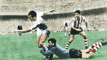 El 11 de febrero de 1968 Madrid y Athletic se enfrentaron en el Bernabéu. Era la jornada 20 de la Liga 67-68. Empataron a cero y se produjo la jugada que recoge esta foto de Agustín Vega entre Amancio e Iribar. El árbitro valenciano Lloris no pitó y ¡acertó!