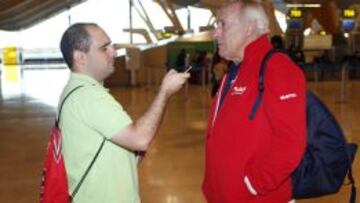 Javier Mínguez atiende a un redactor de AS antes de coger el vuelo rumbo a los Mundiales de Ciclismo de Richmond