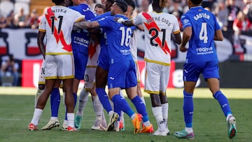 MADRID, 13/04/2024.-Los jugadores del Getafe y los jugadores del Rayo Vallecano durante un encontronazo que el árbitro Figueroa Vázquez ha resuelto con varias tarjetas amarillas a Mumin, Latasa e Ilaix Moriba, en el partido de la jornada 31 de LaLiga EA Sports entre el Rayo Vallecano y el Getafe, este sábado en el estadio de Vallecas en Madrid.-EFE/ Javier Lizón
