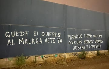 Pintadas en La Rosaleda contra el técnico y la cúpula del Málaga.