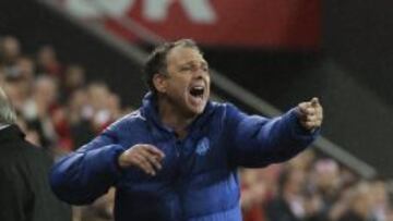 El entrenador del Levante, Joaqu&iacute;n Caparr&oacute;s, durante el partido contra el Athletic.