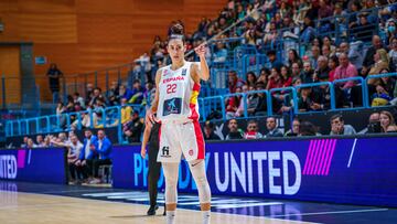 María Conde, alero de la Selección, durante el partido ante Islandia.